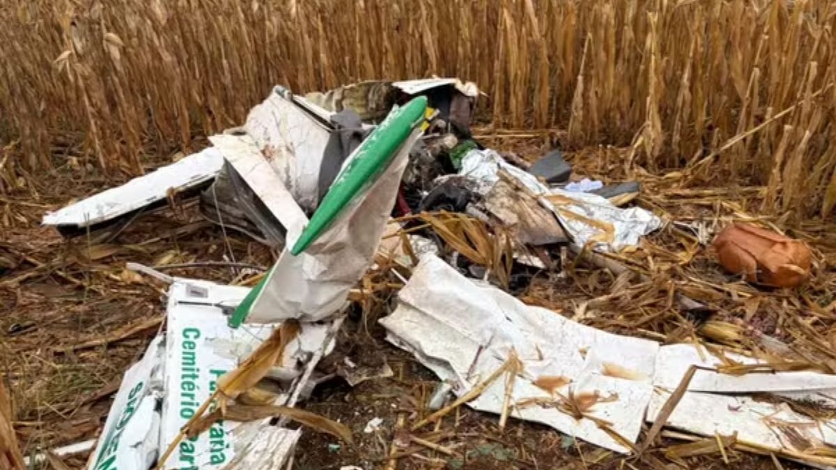 Destroços do avião monomotor de matrícula PU-SBC em área rural no município de Macambira.