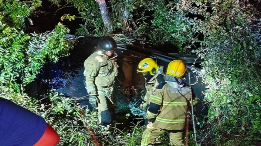Veículo acidentado na rodovia SE-065 após capotamento em São Cristóvão.