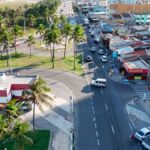 Sinalização e tráfego de veículos no trecho da rua Napoleão Dórea em Aracaju.