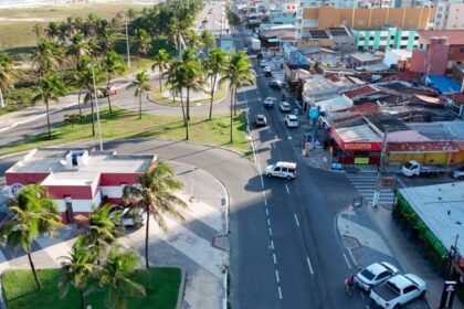 Sinalização e tráfego de veículos no trecho da rua Napoleão Dórea em Aracaju.