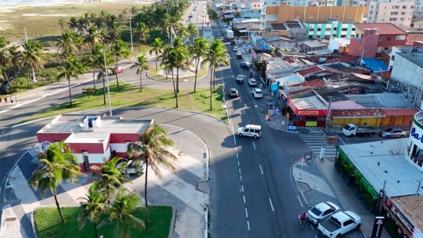 Sinalização e tráfego de veículos no trecho da rua Napoleão Dórea em Aracaju.