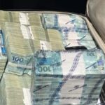 Maços de dinheiro apreendidos durante operação policial integrada entre Sergipe e Alagoas.