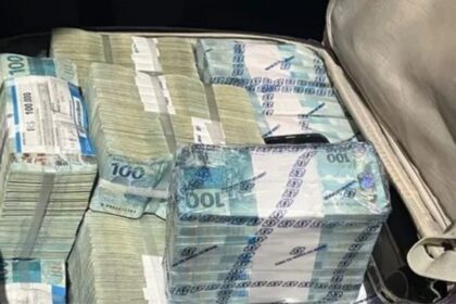 Maços de dinheiro apreendidos durante operação policial integrada entre Sergipe e Alagoas.