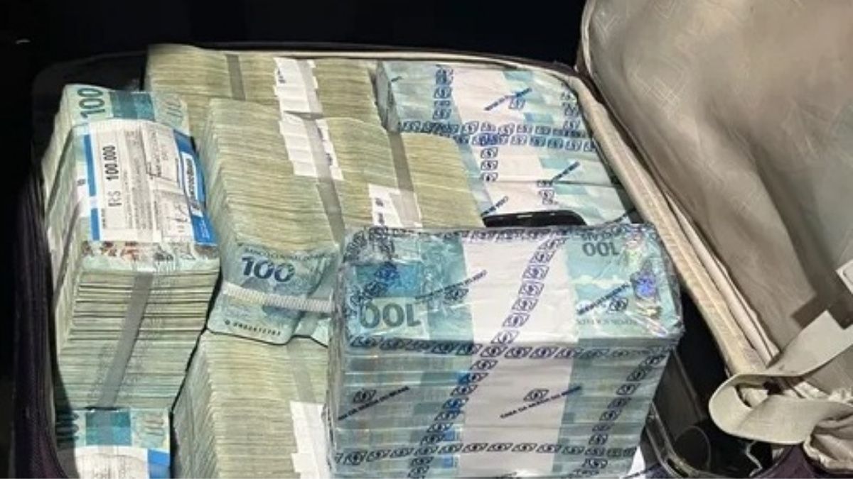 Maços de dinheiro apreendidos durante operação policial integrada entre Sergipe e Alagoas.