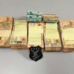 maços de dinheiro apreendidos durante operação policial.
