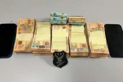 maços de dinheiro apreendidos durante operação policial.