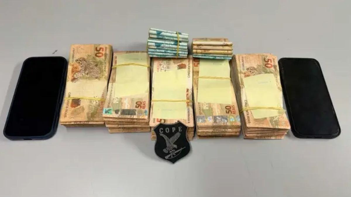 maços de dinheiro apreendidos durante operação policial.