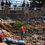 Equipes de resgate do Corpo de Bombeiros atuando às margens do Rio Sergipe.
