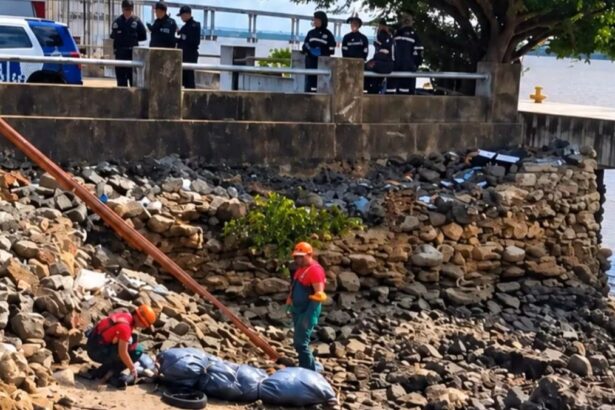 Equipes de resgate do Corpo de Bombeiros atuando às margens do Rio Sergipe.