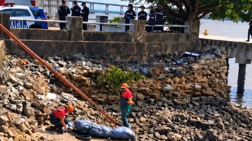 Equipes de resgate do Corpo de Bombeiros atuando às margens do Rio Sergipe.