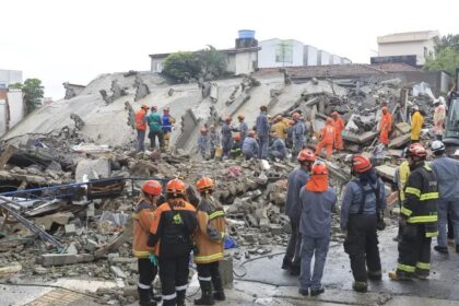 Defesa Civil e Corpo de Bombeiros em atendimento a ocorrência de sotobramento na Grande São Paulo.