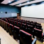 Fachada e ambiente do Cine Walmir Almeida no Centro de Aracaju.