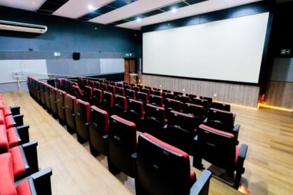 Fachada e ambiente do Cine Walmir Almeida no Centro de Aracaju.