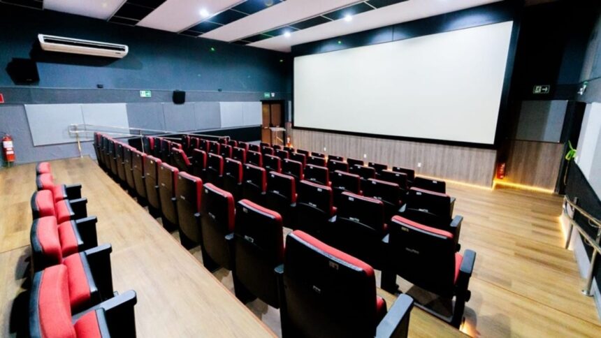 Fachada e ambiente do Cine Walmir Almeida no Centro de Aracaju.