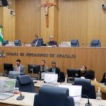 Plenário da Câmara Municipal de Aracaju durante votação de projeto do transporte coletivo.