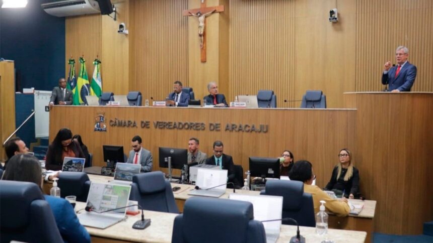 Plenário da Câmara Municipal de Aracaju durante votação de projeto do transporte coletivo.