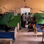 Profissionais de saúde da organização Médicos Sem Fronteiras atendendo pacientes no Sudão.