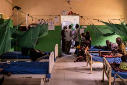 Profissionais de saúde da organização Médicos Sem Fronteiras atendendo pacientes no Sudão.
