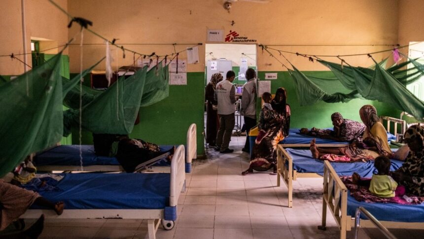 Profissionais de saúde da organização Médicos Sem Fronteiras atendendo pacientes no Sudão.