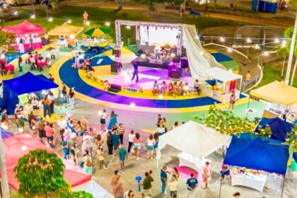 Apresentação cultural ao ar livre em espaço público de Aracaju.