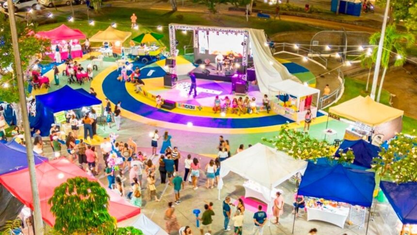 Apresentação cultural ao ar livre em espaço público de Aracaju.