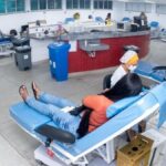 Profissional de saúde realizando coleta de sangue em voluntário no Hemose.