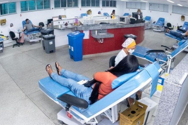 Profissional de saúde realizando coleta de sangue em voluntário no Hemose.
