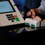 Urna eletrônica em seção eleitoral durante o período de votação no Brasil.