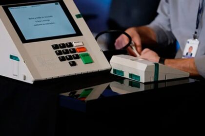 Urna eletrônica em seção eleitoral durante o período de votação no Brasil.