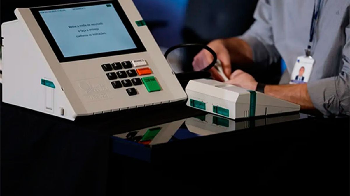 Urna eletrônica em seção eleitoral durante o período de votação no Brasil.