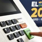 Urna eletrônica da Justiça Eleitoral pronta para votação.