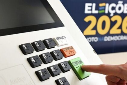 Urna eletrônica da Justiça Eleitoral pronta para votação.