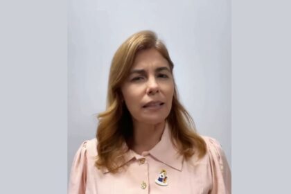 A primeira-dama de Sergipe Érica Mitidieri durante pronunciamento institucional sobre respeito e diversidade religiosa.