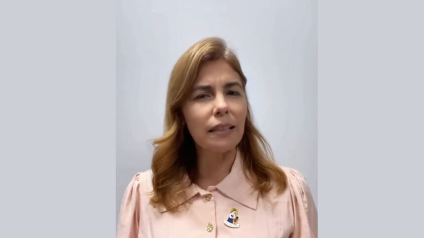A primeira-dama de Sergipe Érica Mitidieri durante pronunciamento institucional sobre respeito e diversidade religiosa.