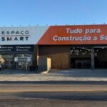 Fachada e interior da nova loja Espaço Smart na Avenida Barão de Maruim em Aracaju.