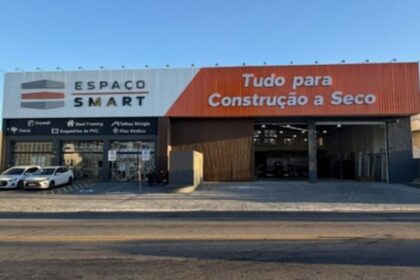 Fachada e interior da nova loja Espaço Smart na Avenida Barão de Maruim em Aracaju.
