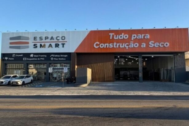 Fachada e interior da nova loja Espaço Smart na Avenida Barão de Maruim em Aracaju.