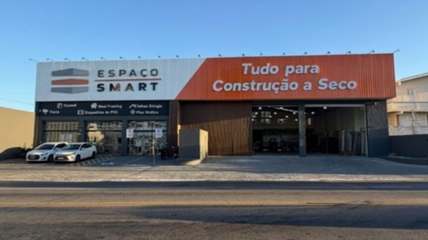 Fachada e interior da nova loja Espaço Smart na Avenida Barão de Maruim em Aracaju.