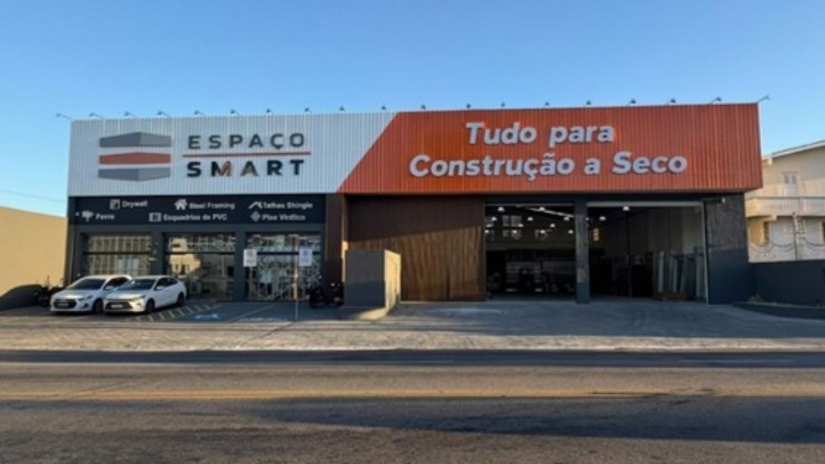 Fachada e interior da nova loja Espaço Smart na Avenida Barão de Maruim em Aracaju.