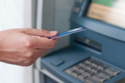 Agência bancária com avisos de paralisação no Centro de Aracaju.