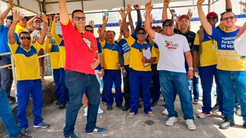 Trabalhadores dos Correios em ato de mobilização em frente ao CDD Aracaju.