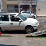 Viatura da SMTT Aracaju e guincho realizando remoção de veículo irregular.