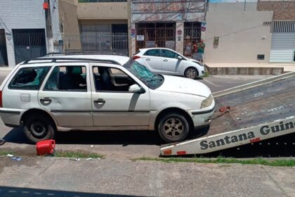 Viatura da SMTT Aracaju e guincho realizando remoção de veículo irregular.