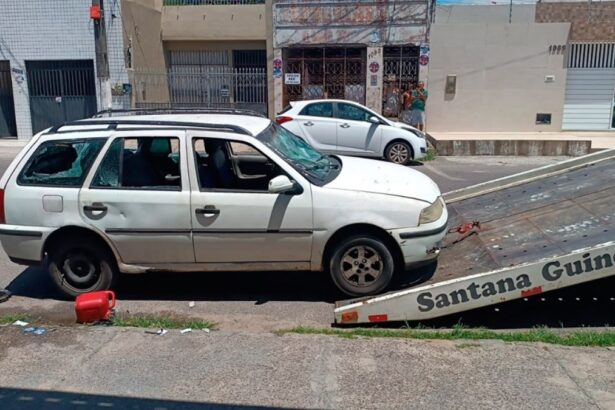 Viatura da SMTT Aracaju e guincho realizando remoção de veículo irregular.