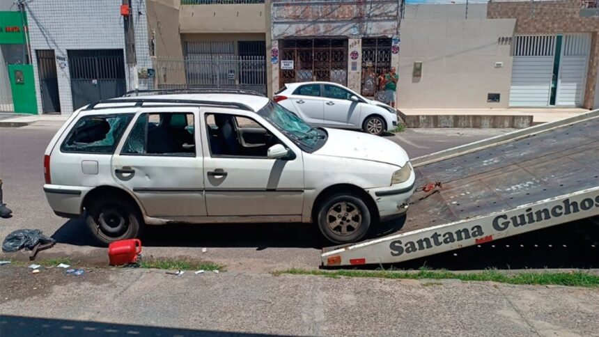 Viatura da SMTT Aracaju e guincho realizando remoção de veículo irregular.
