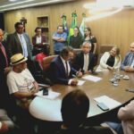 Reunião na Câmara Municipal de Aracaju reunindo vereadores, Ipesaúde, representantes da PMA e sindicatos.