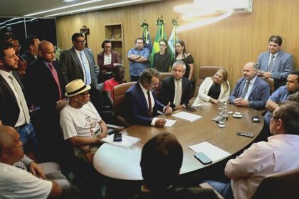 Reunião na Câmara Municipal de Aracaju reunindo vereadores, Ipesaúde, representantes da PMA e sindicatos.