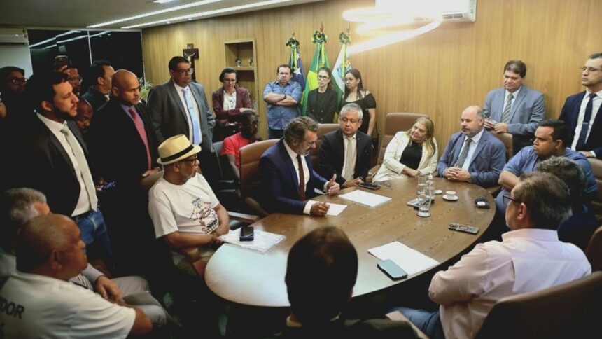 Reunião na Câmara Municipal de Aracaju reunindo vereadores, Ipesaúde, representantes da PMA e sindicatos.