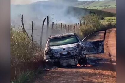 Carro incendiado