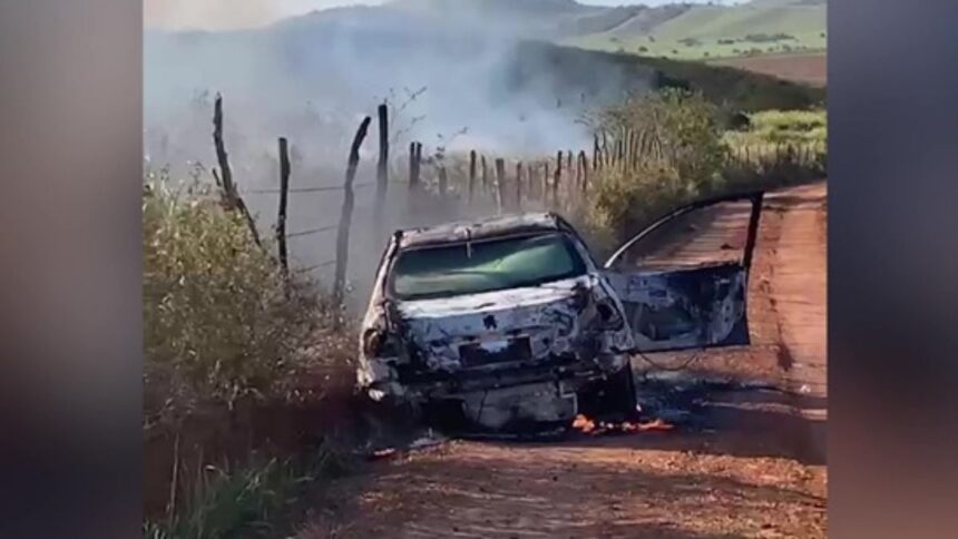 Carro incendiado